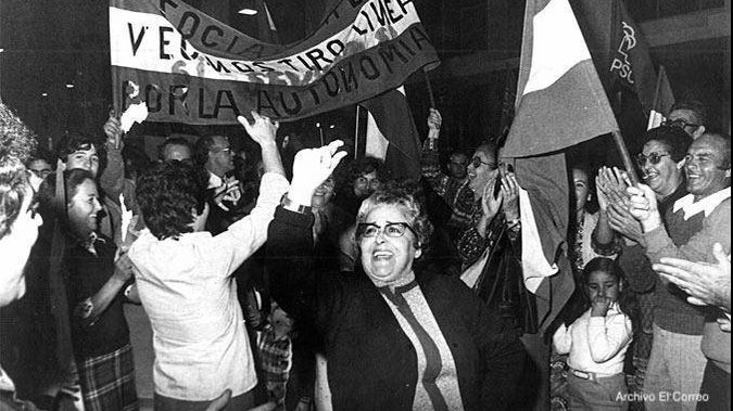 Yolanda_Diaz_'s tweet photo. El 28 de febrero de 1980 se levantó el pueblo andaluz con alegría y espíritu de lucha para recuperar lo que era suyo.

Hoy muchas de sus reivindicaciones siguen de plena actualidad. Derecho a vivir bien. https://t.co/y7J5jvlKjA