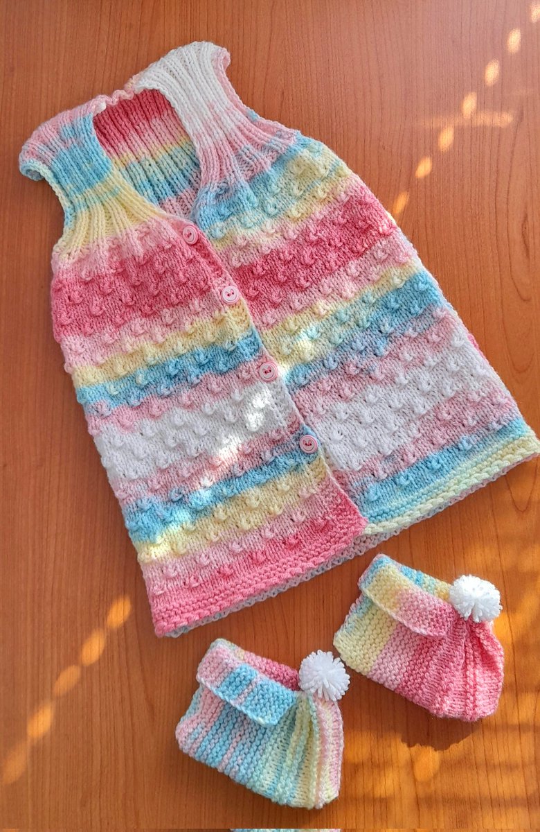 This cute handknitted baby booties+vest set is available in 17 different color palettes. 💝👶