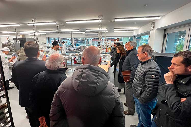 Mercabarna_mb's tweet photo. Aquest matí un grup de membres d'@assocome_mb han visitat l'@InsAlimentsBCN a #Mercabarna per conèixer les oportunitats que aquest centre d'FP pot generar en l'entorn empresarial. 
Impulsem sinergies al sector alimentari🤝! https://t.co/lj4OxWjvsn
