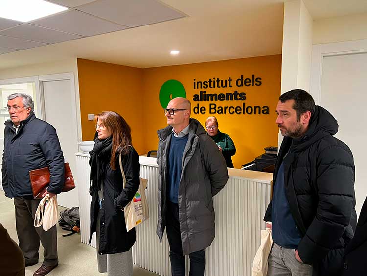 Mercabarna_mb's tweet photo. Aquest matí un grup de membres d'@assocome_mb han visitat l'@InsAlimentsBCN a #Mercabarna per conèixer les oportunitats que aquest centre d'FP pot generar en l'entorn empresarial. 
Impulsem sinergies al sector alimentari🤝! https://t.co/lj4OxWjvsn