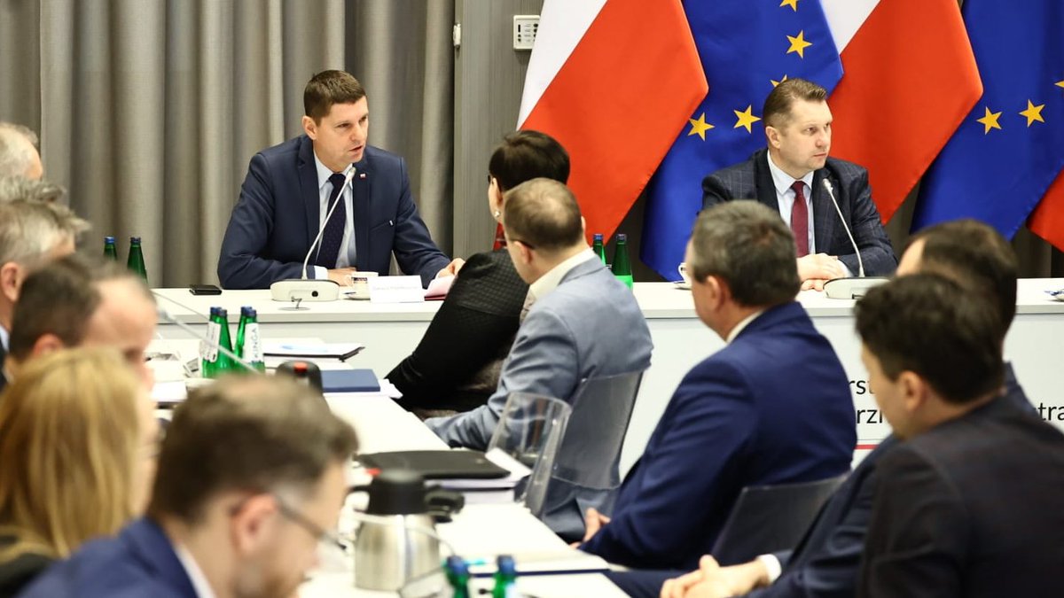 MSWiA_GOV_PL's tweet photo. ✔ Wiceminister @szefernaker przewodniczy odprawie z wojewodami. W spotkaniu uczestniczą także szef @MEIN_GOV_PL @CzarnekP oraz wiceminister @D_Piontkowski. https://t.co/H9BGHgUmGz