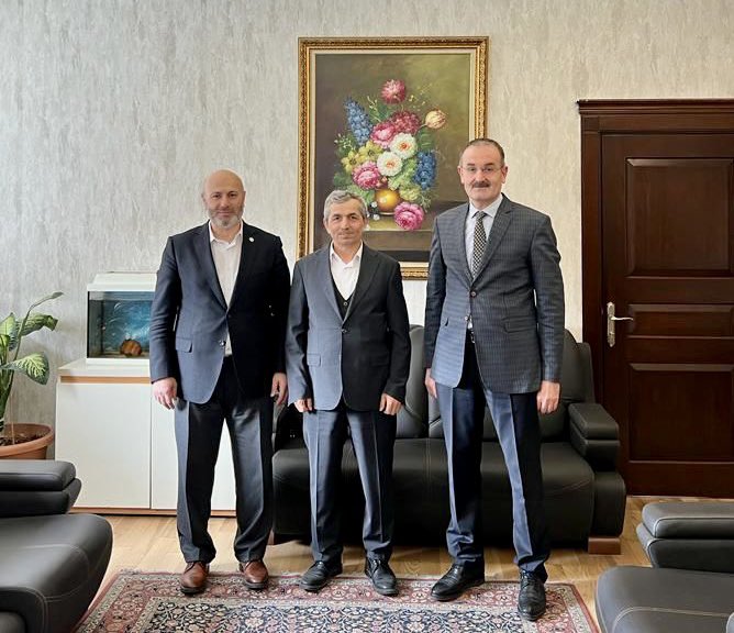 TmmobOrmuh's tweet photo. Genel Başkanımız Hasan Türkyılmaz, ÇEM Genel Müdürümüz Nurettin Taş’ın katılımı ile Adalet Bakanlığı Adli Sicil ve İstatistik Genel Müdür Yardımcısı Seyit Ahmet Alperen’i ziyaret ettiler. https://t.co/03rToBtohA