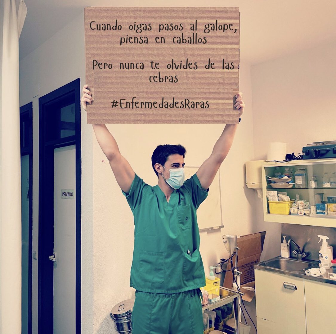 En mi formación como médico me repitieron muchas veces:
"Si escuchas pasos al galope, piensa en caballos, no en cebras"

¿Quién piensa en las cebras entonces?

Yo mismo he repetido esta frase en muchas ocasiones, pero con esa premisa, no conseguiremos nunca pensar en las cebras.