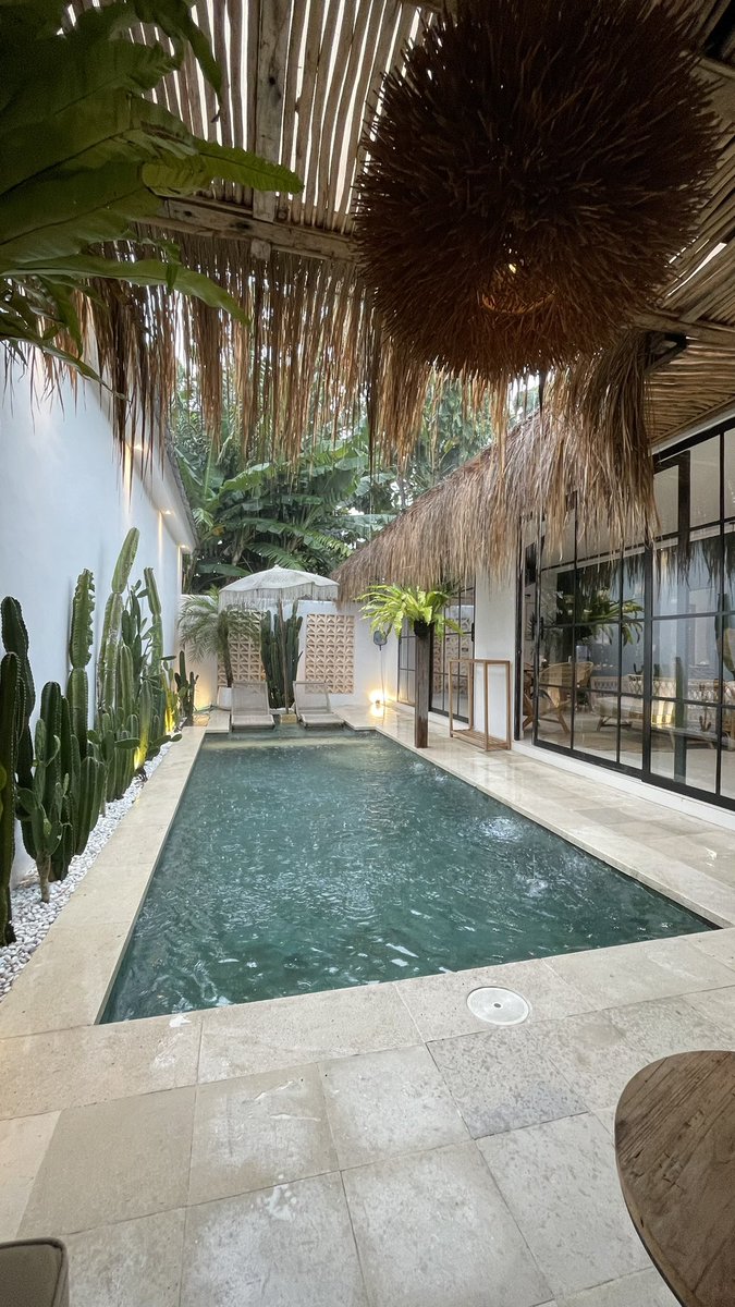 farisandani's tweet photo. Minggu lalu nyoba jalan-jalan sendiri staycation di Yogyakarta. Milih stay di villa yang ada private poolnya. Lebih enaknya lagi, lingkungannya tenang, nggak berisik. Cocok buat menyendiri dan healing dari kepenatan. Bentuk villanya kayak gini, bagus banget 🤝 https://t.co/3EALuIYbs1