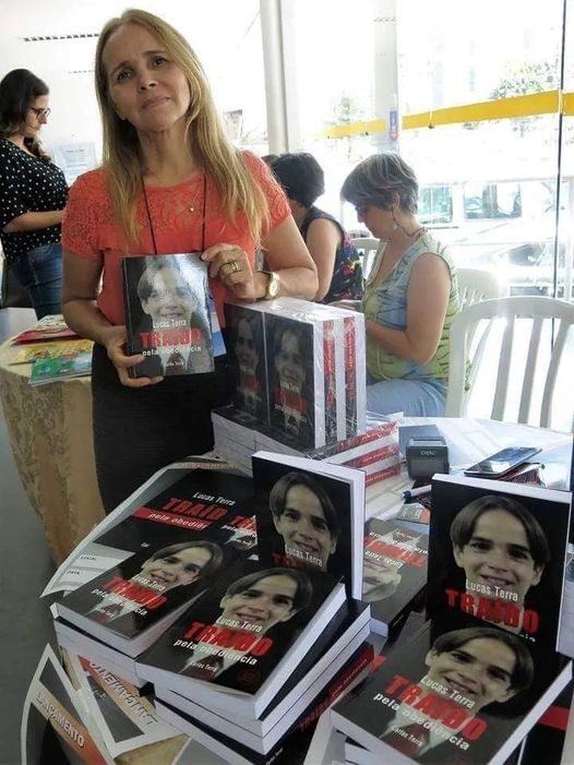 Saiu o livro sobre #LucasTerra, o menino que foi estupr@do, tortur@do e queim@do ainda vivo por 3 "pastores" da igreja Universal do reino de Deus. O caso foi rapidamente esquecido e abafado pela Universal e a justiça! Os 3 estão soltos e ainda são pastores.