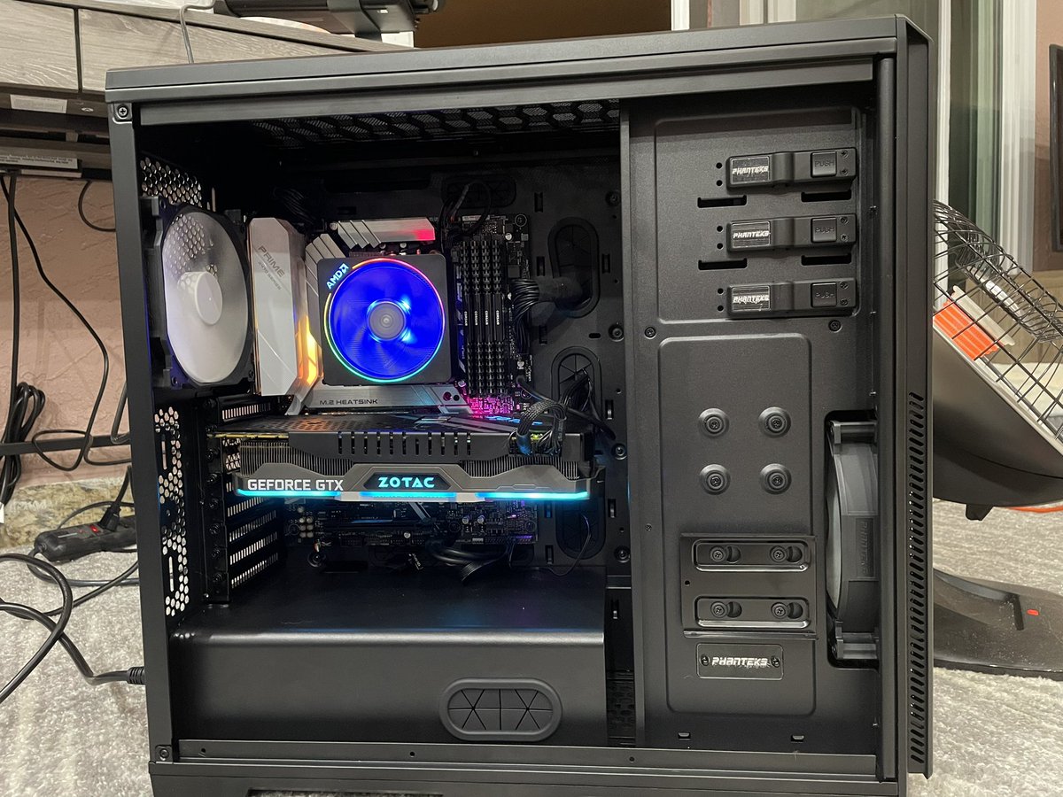 minishcaplink's tweet photo. Meet “The Empress”! My first PC build, based heavily on @FlashgitzAnims ‘s SUPER COMPUTER specs, that I finally got around to assembling. Keep that unicorn flag flying high gents 🦄 https://t.co/jfGLPgiBHu