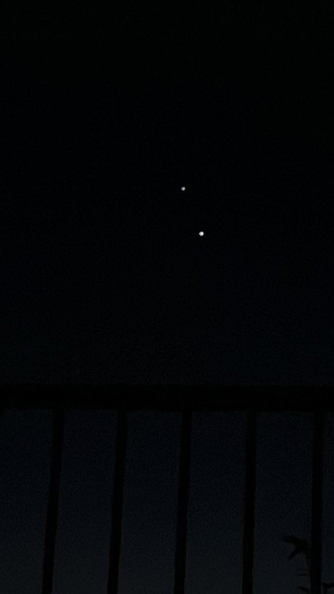 #金星と木星 の接近！
最接近は明後日みたい。
すでにだいぶ近いけど？

上が木星、下の明るいのが金星☆
みんな西の空見て！