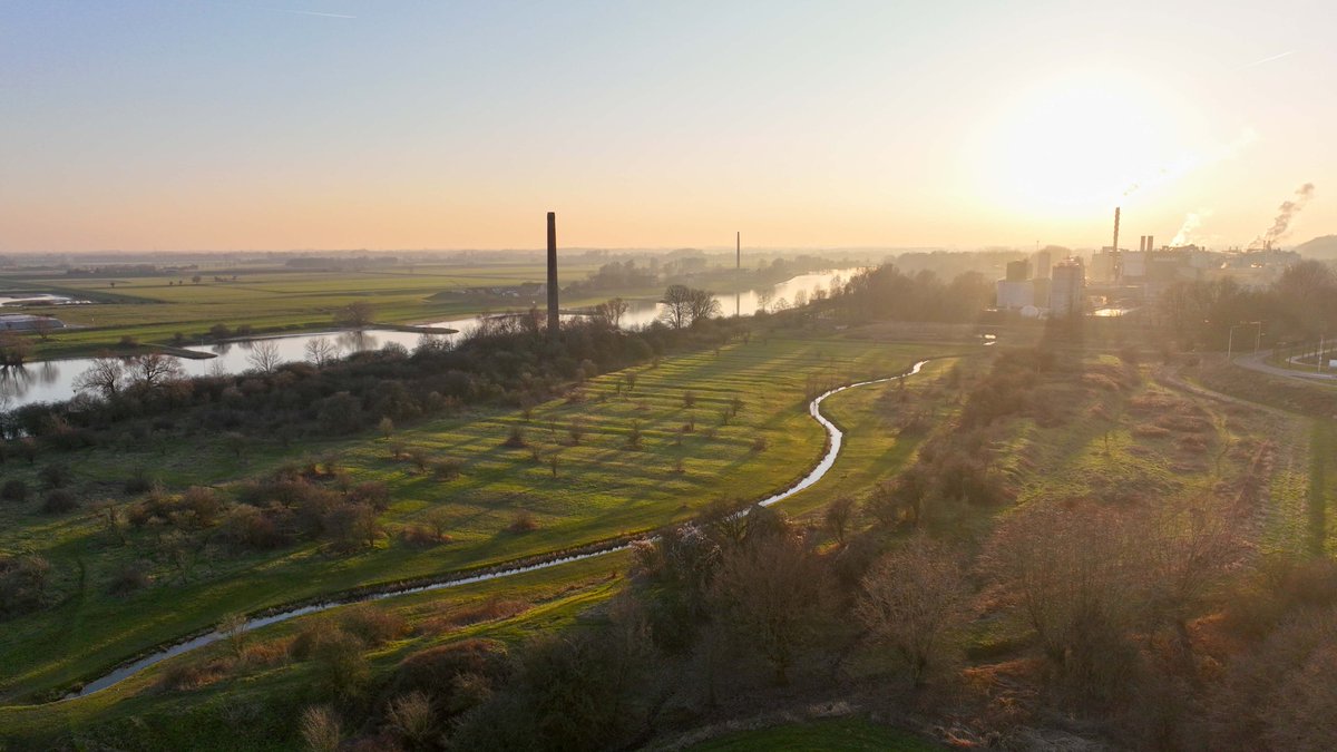 wdejager's tweet photo. Zeg je #Renkum, dan zeg je #Parenco. Deze papierfabriek van @smurfitkappa ligt ingeklemd tussen de #Nederrijn en de #N225. De fabriek is een belangrijke werkgever in de regio, maar zorgt soms ook voor overlast. #dronefotografie @Gem_Renkum @RenkumNieuws_NL https://t.co/moJzdJYLY9