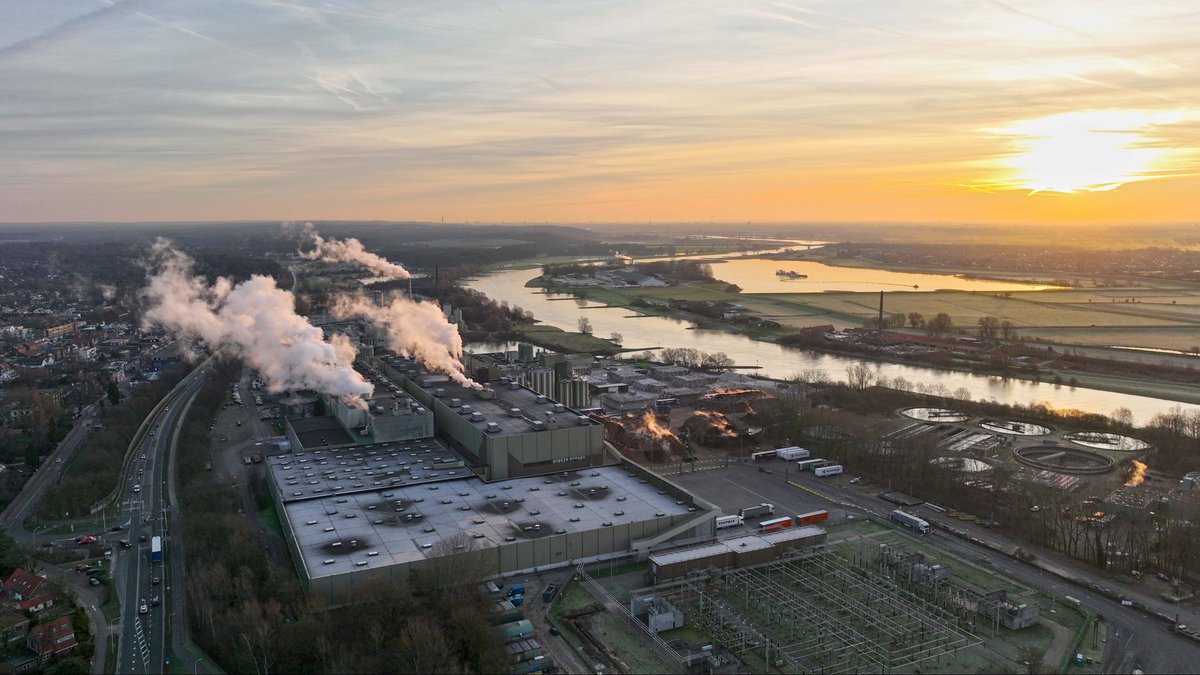 wdejager's tweet photo. Zeg je #Renkum, dan zeg je #Parenco. Deze papierfabriek van @smurfitkappa ligt ingeklemd tussen de #Nederrijn en de #N225. De fabriek is een belangrijke werkgever in de regio, maar zorgt soms ook voor overlast. #dronefotografie @Gem_Renkum @RenkumNieuws_NL https://t.co/moJzdJYLY9