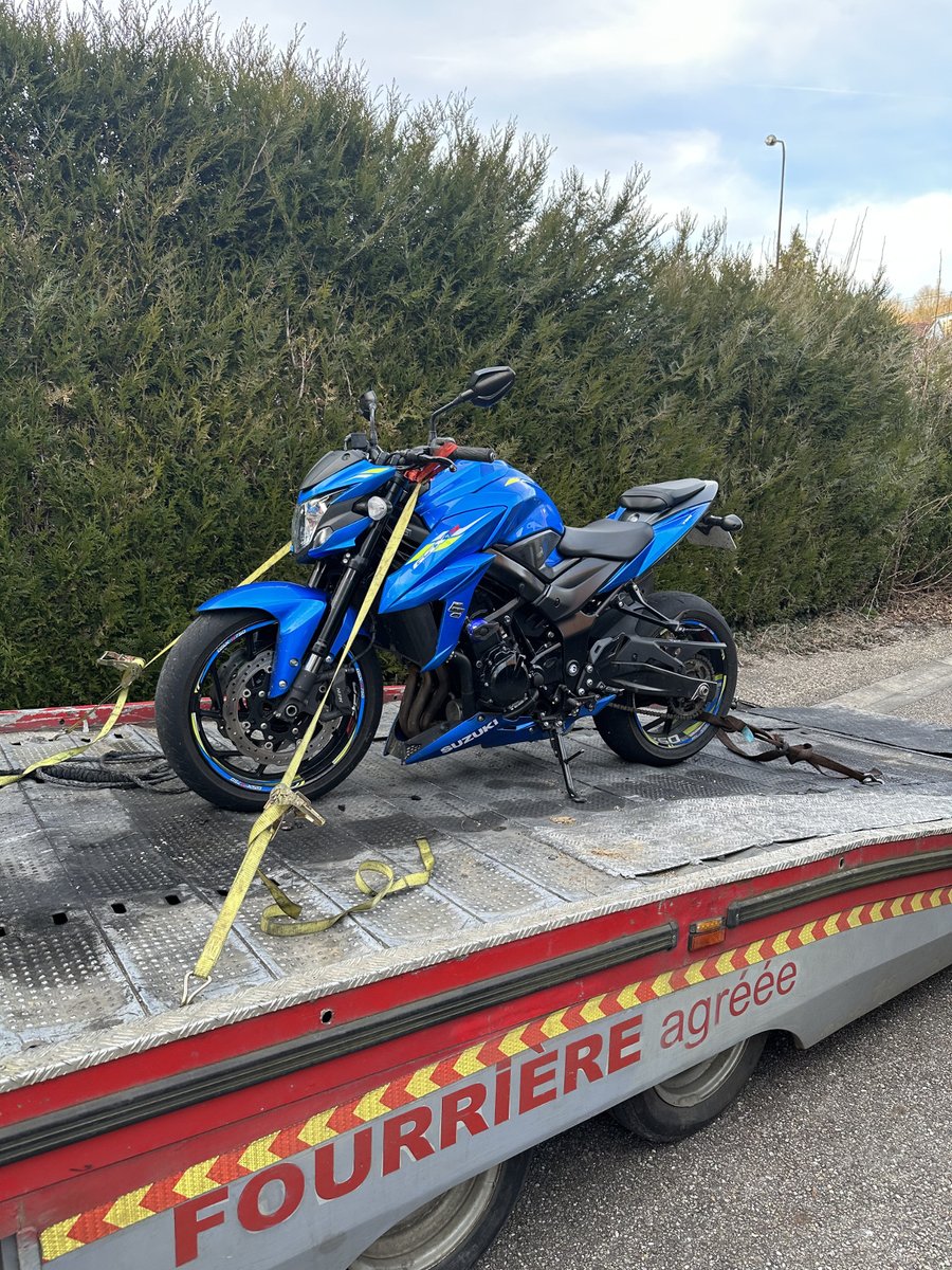 Gendarmerie_054's tweet photo. #Contrôle pour des #RoutePlusSure...Le 🟥 de la semaine pour cet ♂️ de 27 ans du Pays-Haut, contrôlé sur la RD 643 à 174 km/h (165 retenu) pour 80 + refus d'obtempérer.....il conduisait sans permis moto, sans assurance, mais avec stup. ➡️ GAV, convoqué en⚖️ et moto en fourrière✅ https://t.co/WireJ1Dsg5
