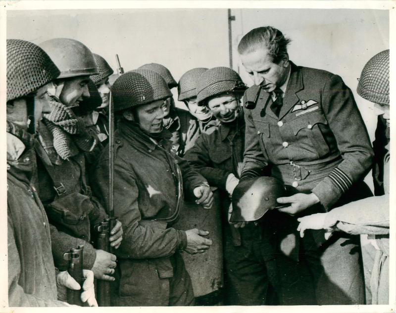 TheParachuteReg's tweet photo. In 1942 the Bruneval Raid became the Parachute Regiment’s first Battle Honour #OpBiting 28.2.42
C Coy @2PARA_HQ  under the command of Major J D Frost dropped on to Bruneval at night &amp; captured the German radar station. #UtrinqueParatus Next day in the press🗞️🟦🆎 https://t.co/AReLMbpVtS