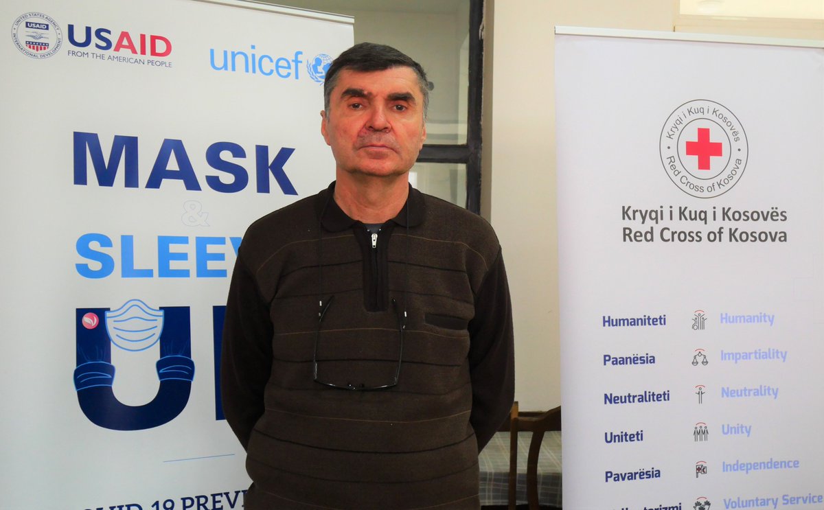 UNICEFKosovo's tweet photo. Health professionals play an important role in building public’s trust in vaccination. Last week Dr. Ismet Uruqi, chief of vaccination at Family Health Centern in Gjilan met with elderly to discuss the importance of getting vaccinated with #COVID19 💉booster dose.

@USAIDKosovo https://t.co/ongp1cqkG8