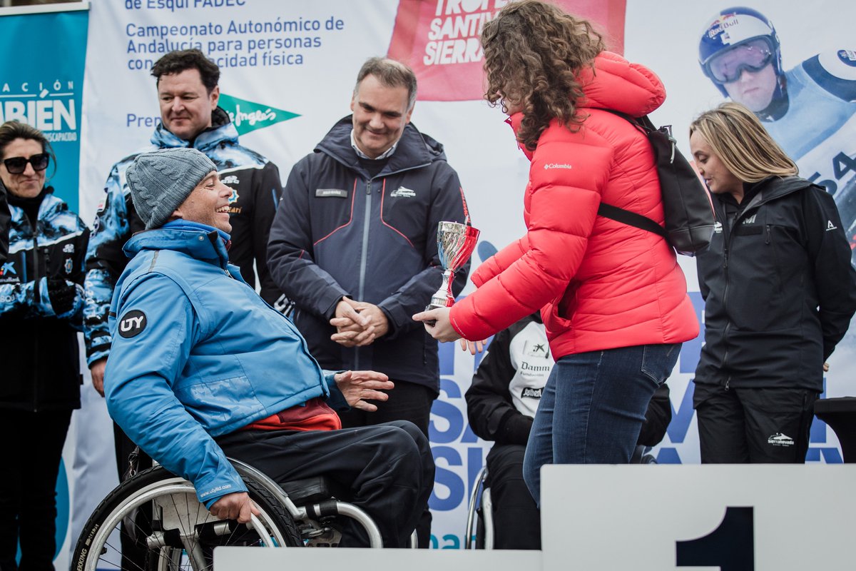 Fund_Tambien's tweet photo. ¡Seguimos con los buenos recuerdos🥰!

🏆 Mención Especial #ROVI a #AlexCalvo por mérito deportivo entregado por Beatriz García Suárez , Responsable de Comunicación y RSC de ROVI en el 16º Trofeo Santiveri Sierra Nevada.

¡Enhorabuena Alex! Gracias por vuestro apoyo @Roviespana🙌 https://t.co/UxjBYEie3e