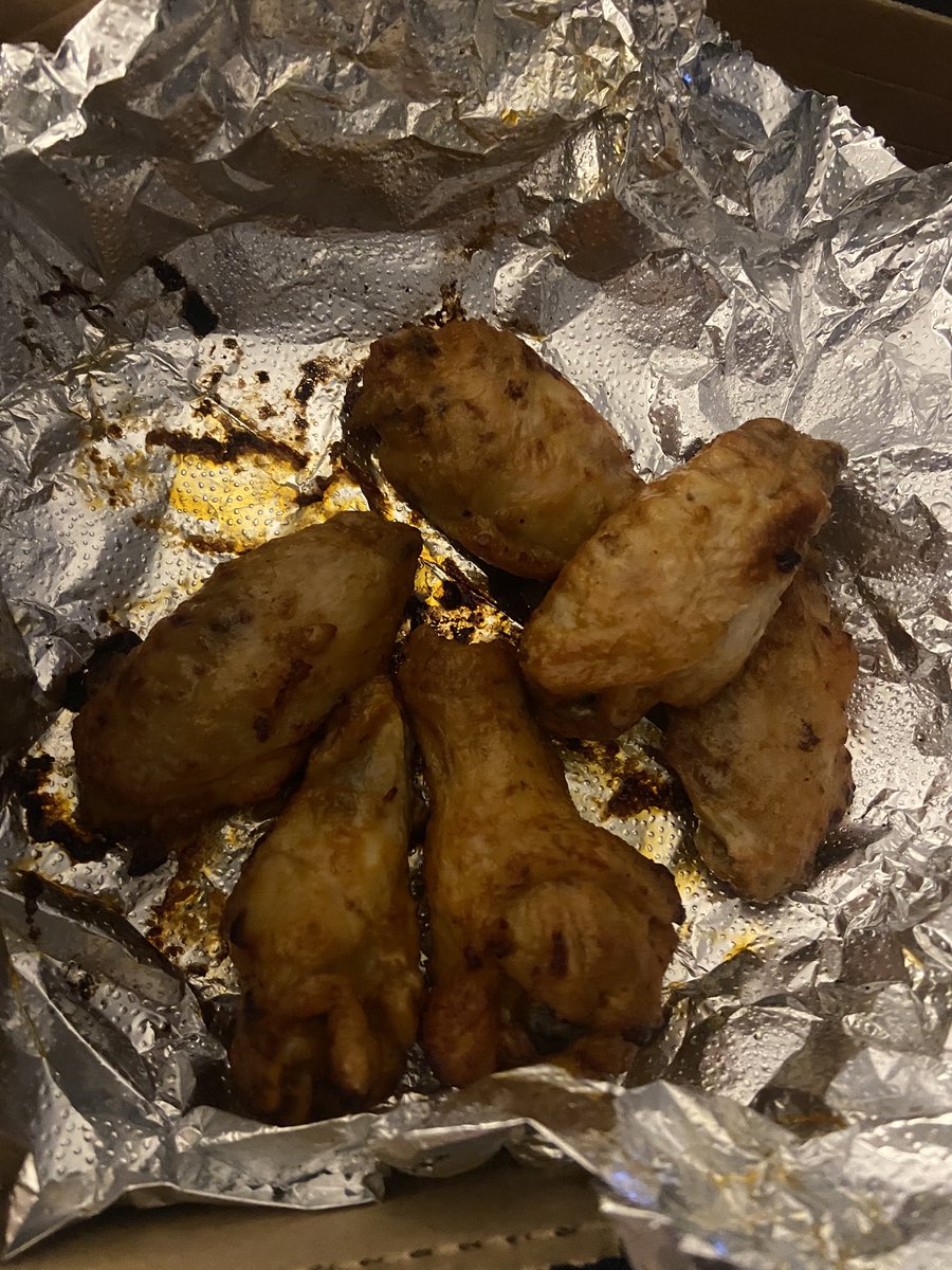 Reach_Suki's tweet photo. @PapaJohns when you order buffalo wings you expect them to actually be buffalo wings. It worth teaching your store managers about customer service, they’re clueless https://t.co/6L6FCjGKAX
