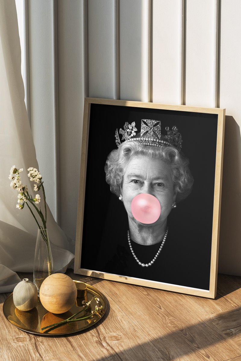 Do you like this print? Queen Elizabeth Bubblegum 👉etsy.me/3KQSIfU #QueenElizabeth #behautecouture #decor #homedecor #artprint #canvas #bubblegumpink #bubblegumart #alteredart #art