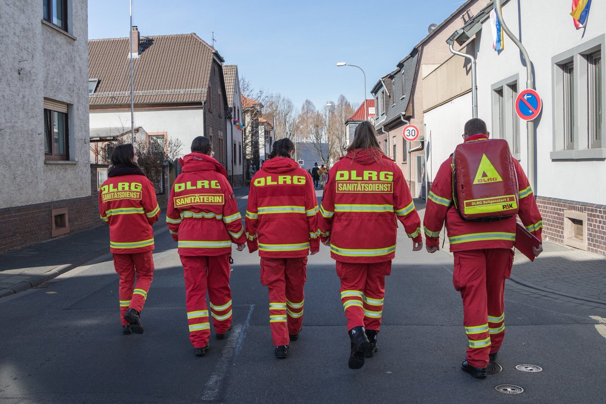 Nach 2 Jahren Coronazwangspause war die #DLRG zusammen mit dem #DRK wieder beim #Rosenmontagsumzug in #Seligenstadt im #Einsatz.

33 #Einsatzkräfte der <a href="/DLRG/">DLRG e.V.</a> sicherten den #Umzug sanitätsdienstlich ab. 

Mehr Infos: seligenstadt.dlrg.de/news/grosseins…  

#Sanitätsdienst #Sanitäter <a href="/drkovof/">DRK OV Offenbach</a>