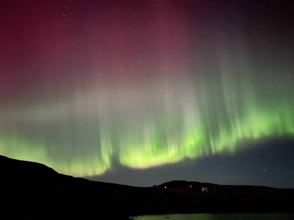 LifeAfloat's tweet image. This happened last night! I’m sure the web is awash with northern lights photos and here are mine. I’ve never seen anything like this before. Absolutely incredible. No filter either.