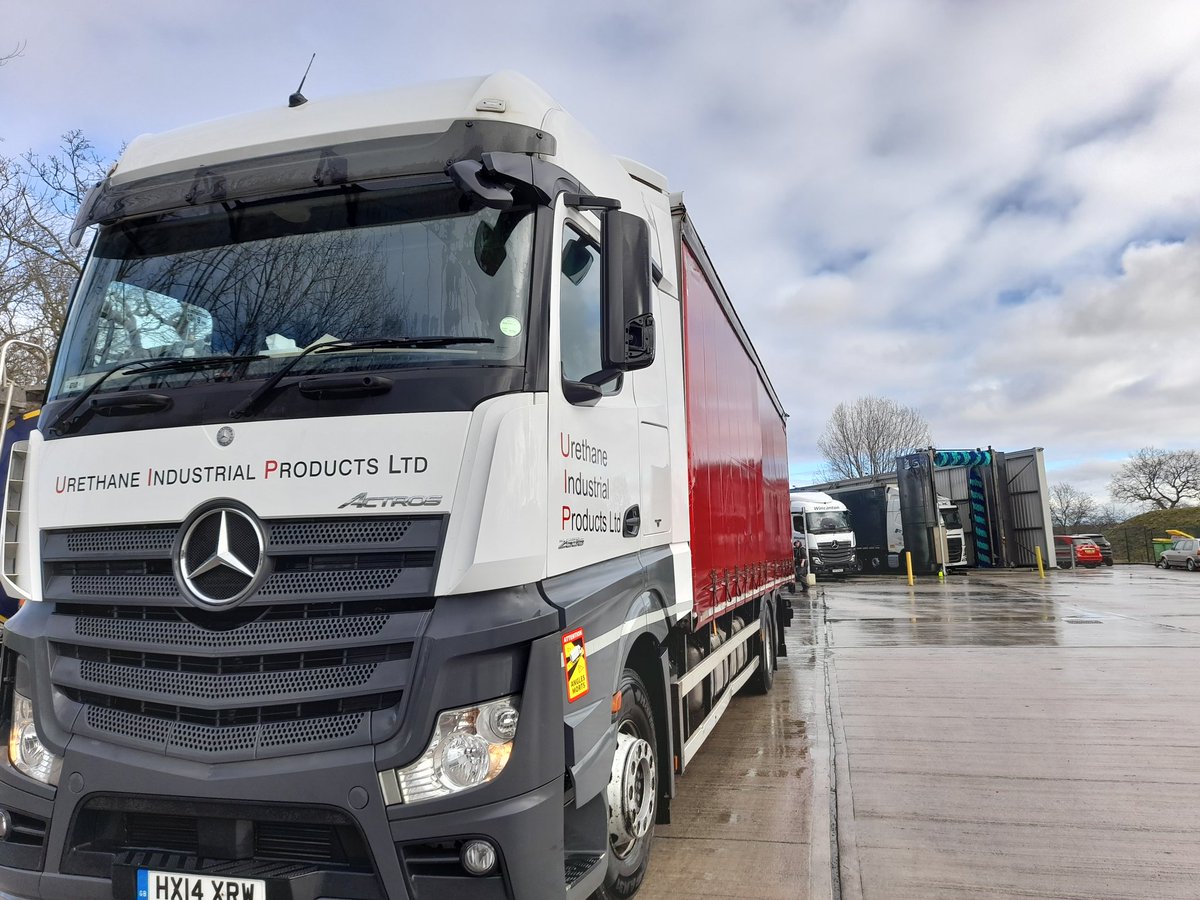 Morning 🌄Gang...
That's the truck 🚚 de-grimed thanx to @LymmTruckWash 🙃