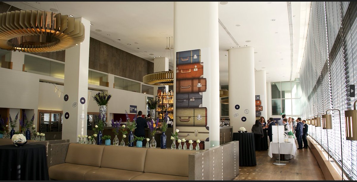 ThinkAmbientFR's tweet photo. Découvrez les graphiques de Freshfields pour égayer l'entrée de leurs bureaux.  Ils voulaient placer les graphiques sur de grands piliers, mais il étaient essentiel qu'ils soient faciles à appliquer, à retirer et  100% sans dommage . Pour cela CLINGZ  est la solution parfaite! https://t.co/IidsfLO4t5