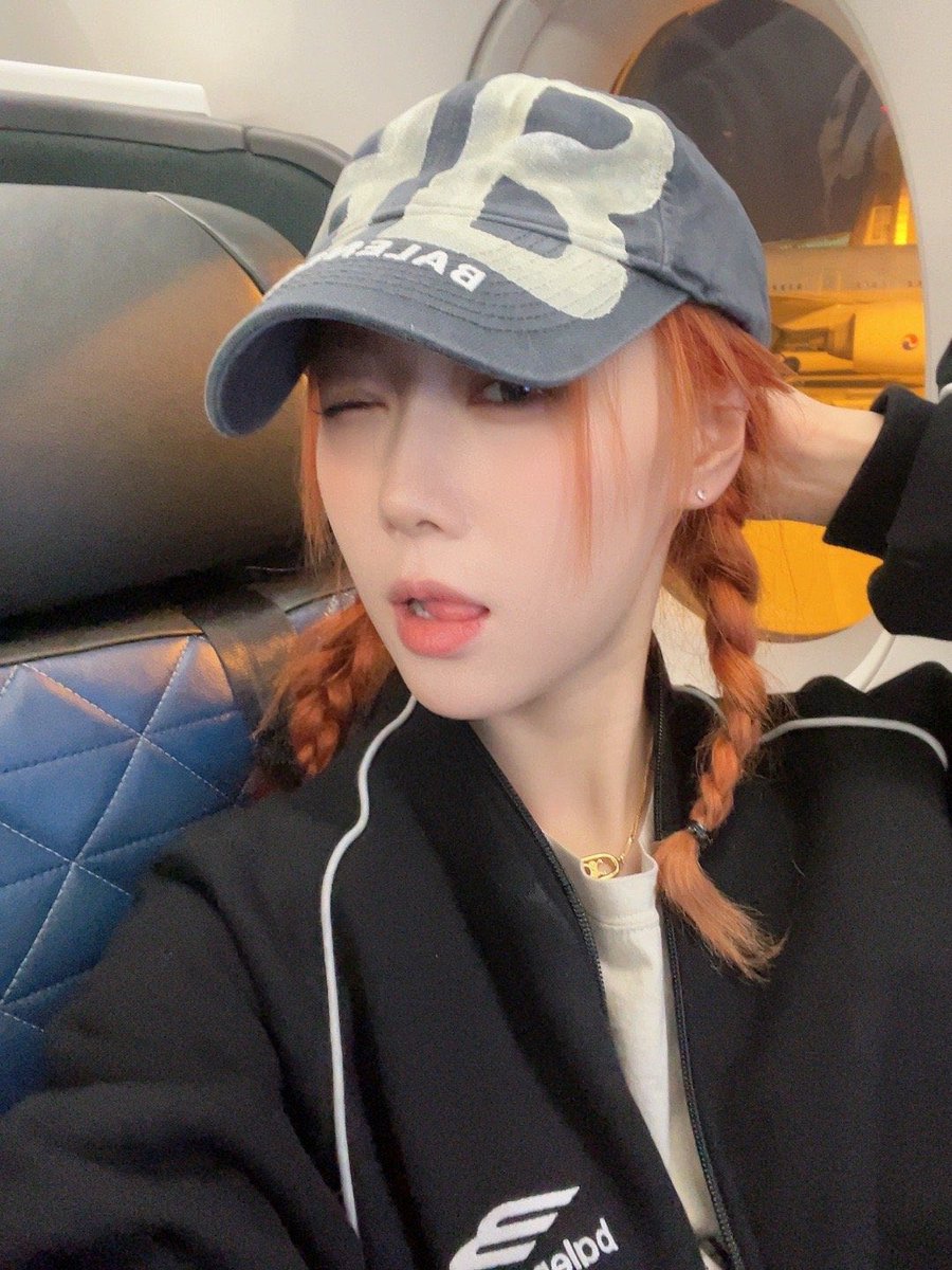 picsofhandong's tweet image. i really love her hair🥹🥹