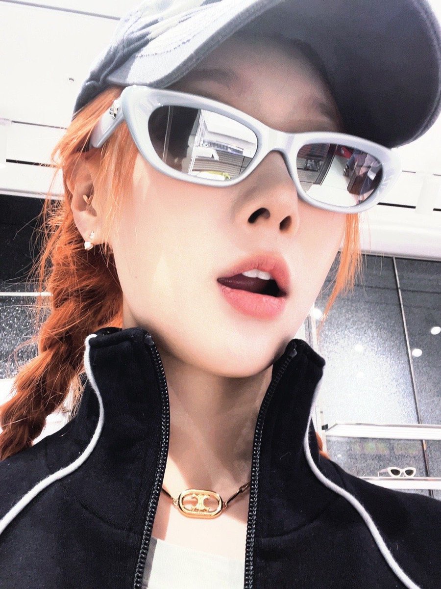 picsofhandong's tweet image. i really love her hair🥹🥹