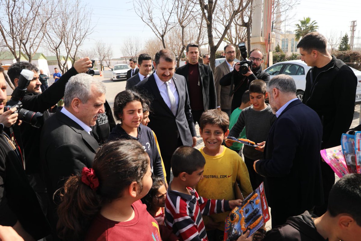 🔴Hazine ve Maliye Bakanımız Sn. Nureddin Nebati ziyaretlere devam ediyor.

Bakan Nebati; Valimiz <a href="/valisalihayhan/">Salih AYHAN</a> ve Büyükşehir Bld. Bşk. <a href="/zabeyazgul/">Zeynel Abidin BEYAZGÜL</a> ile birlikte Hobi Bahçeleri’nde kalan depremzedeleri ziyaret etti, "İhtiyaçların karşılanması için çalışmalar yapılıyor." dedi.