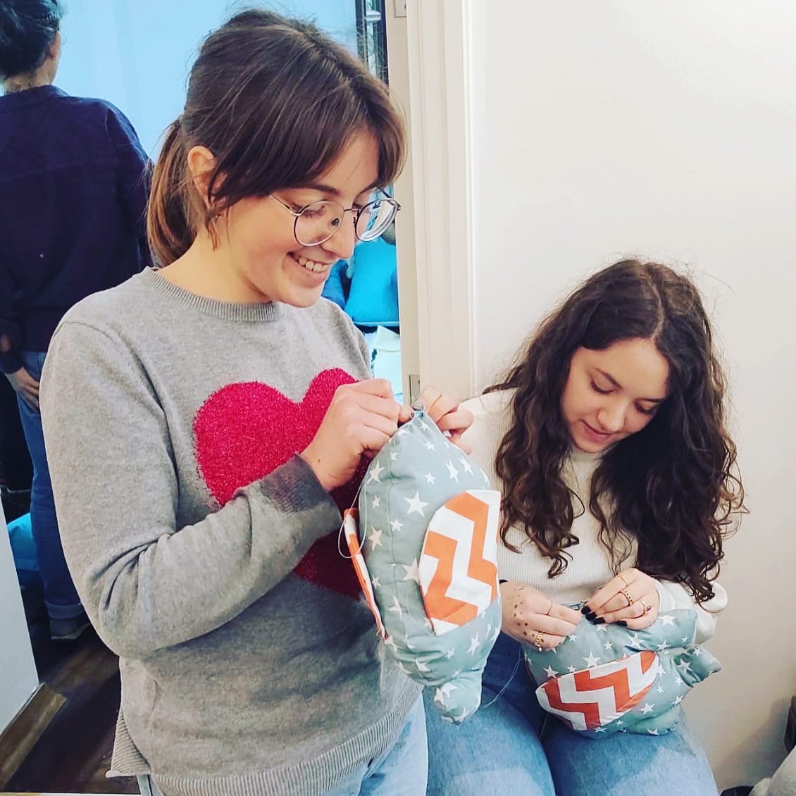 AFSTurkiye's tweet photo. 💫AFS gönüllüleri gibi AFS’li öğrenciler de dayanışmayı büyütüyor. 

🧸İzmir’de konuk ettiğimiz İtalyan öğrenciler, afet bölgelerindeki çocuklar için oyuncaklar yaptı. #afseffect #afsprograms https://t.co/WX5sdRy8qg