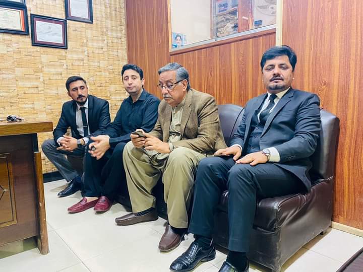 MalikHasnainA16's tweet image. عوامی نیشنل پارٹی کا وفد
محترم سلیم خان لالا کى قیادت 
 میں پی ایس ایف کا صوبائی صدر مومن خان آفریدی اور دیگر ساتھی بلوچ اور پختون طلباء کیلئے ایک جرگے کی شکل میں راوانہ ہوئے 
پختونوں اور بلوچوں کی تمام تر مسائل خل کرنے کیلئے پی ایس ایف اپنا کردار ادا کرینگے، 
#PashtunBalochUnity