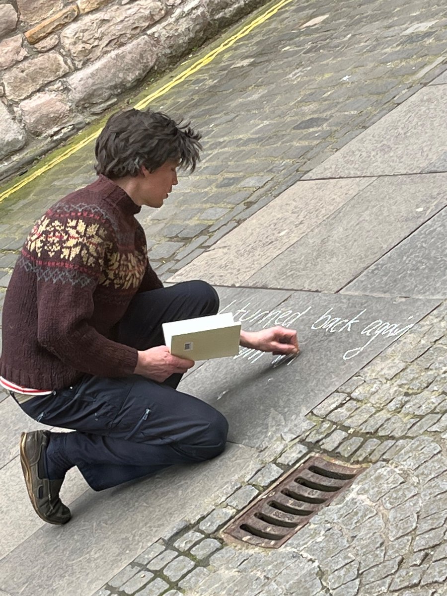houchin_liz's tweet image. Every day at the Scottish Poetry Library starts with Rod chalking a line of poetry on the path outside… just a bit cool!

#FarAfield @poetryireland @artscouncil_ie @ByLeavesWeLive