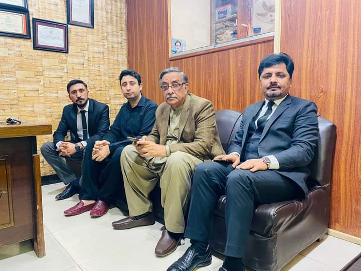 MalikHasnainA16's tweet image. عوامی نیشنل پارٹی کا وفد
محترم سلیم خان لالا کى قیادت 
 میں پی ایس ایف کا صوبائی صدر مومن خان آفریدی اور دیگر ساتھی بلوچ اور پختون طلباء کیلئے ایک جرگے کی شکل میں راوانہ ہوئے 
پختونوں اور بلوچوں کی تمام تر مسائل خل کرنے کیلئے پی ایس ایف اپنا کردار ادا کرینگے، 
#PashtunBalochUnity