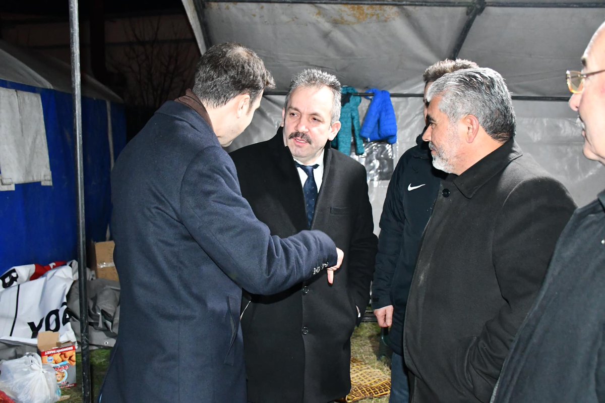 TC_SARAYKENT's tweet photo. Adli Tıp Kurumu Başkanı Sayın Hızır Aslıyüksek, bölgedeki işlemler için Hatay’daydı. Aşevi çadırımızı ziyaret etti. Ve Morg İhtisas Daire Başkanı Erdoğan Kara’dan Hatay’daki işlemlerle ilgili brifing aldı.
https://t.co/O1yRlDW40y https://t.co/kJCvPZFdsH