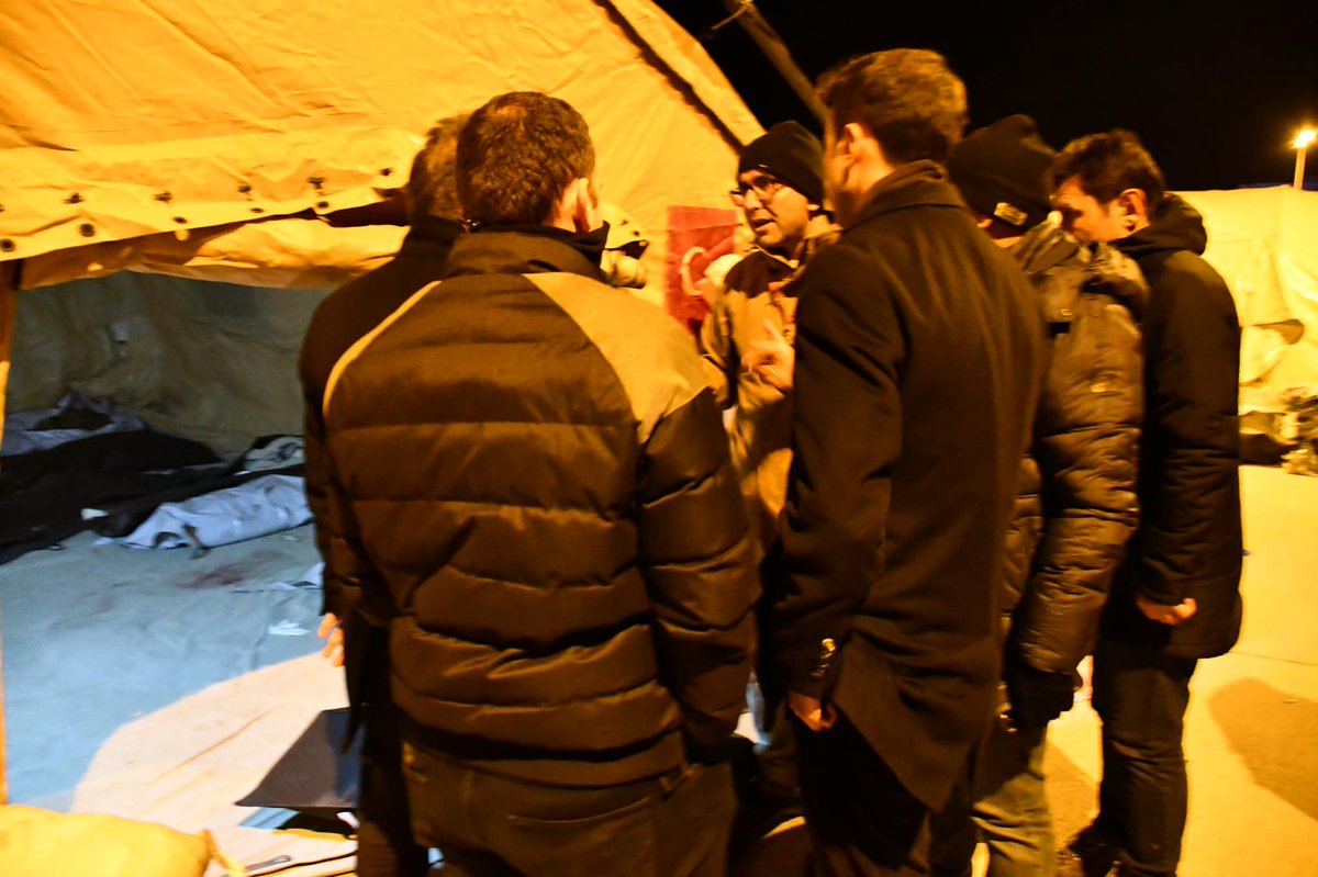 TC_SARAYKENT's tweet photo. Adli Tıp Kurumu Başkanı Sayın Hızır Aslıyüksek, bölgedeki işlemler için Hatay’daydı. Aşevi çadırımızı ziyaret etti. Ve Morg İhtisas Daire Başkanı Erdoğan Kara’dan Hatay’daki işlemlerle ilgili brifing aldı.
https://t.co/O1yRlDW40y https://t.co/kJCvPZFdsH