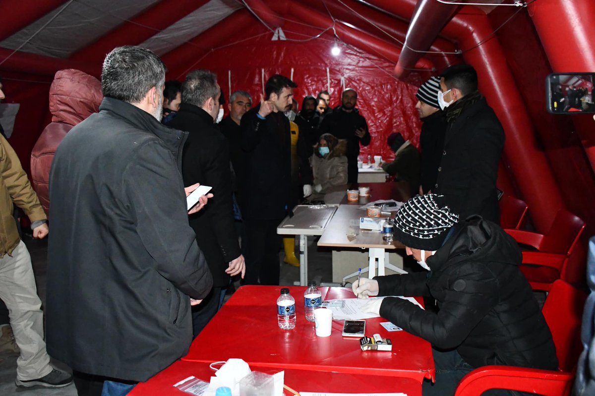 TC_SARAYKENT's tweet photo. Adli Tıp Kurumu Başkanı Sayın Hızır Aslıyüksek, bölgedeki işlemler için Hatay’daydı. Aşevi çadırımızı ziyaret etti. Ve Morg İhtisas Daire Başkanı Erdoğan Kara’dan Hatay’daki işlemlerle ilgili brifing aldı.
https://t.co/O1yRlDW40y https://t.co/kJCvPZFdsH