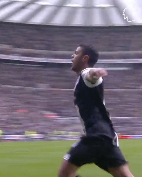 قبل 14 عامًا ، في مثل هذا اليوم 9 ابريل ، حاتم بن عرفة يمر من الجميع ويسجل هدف فائق الجمال لنيوكاسل 