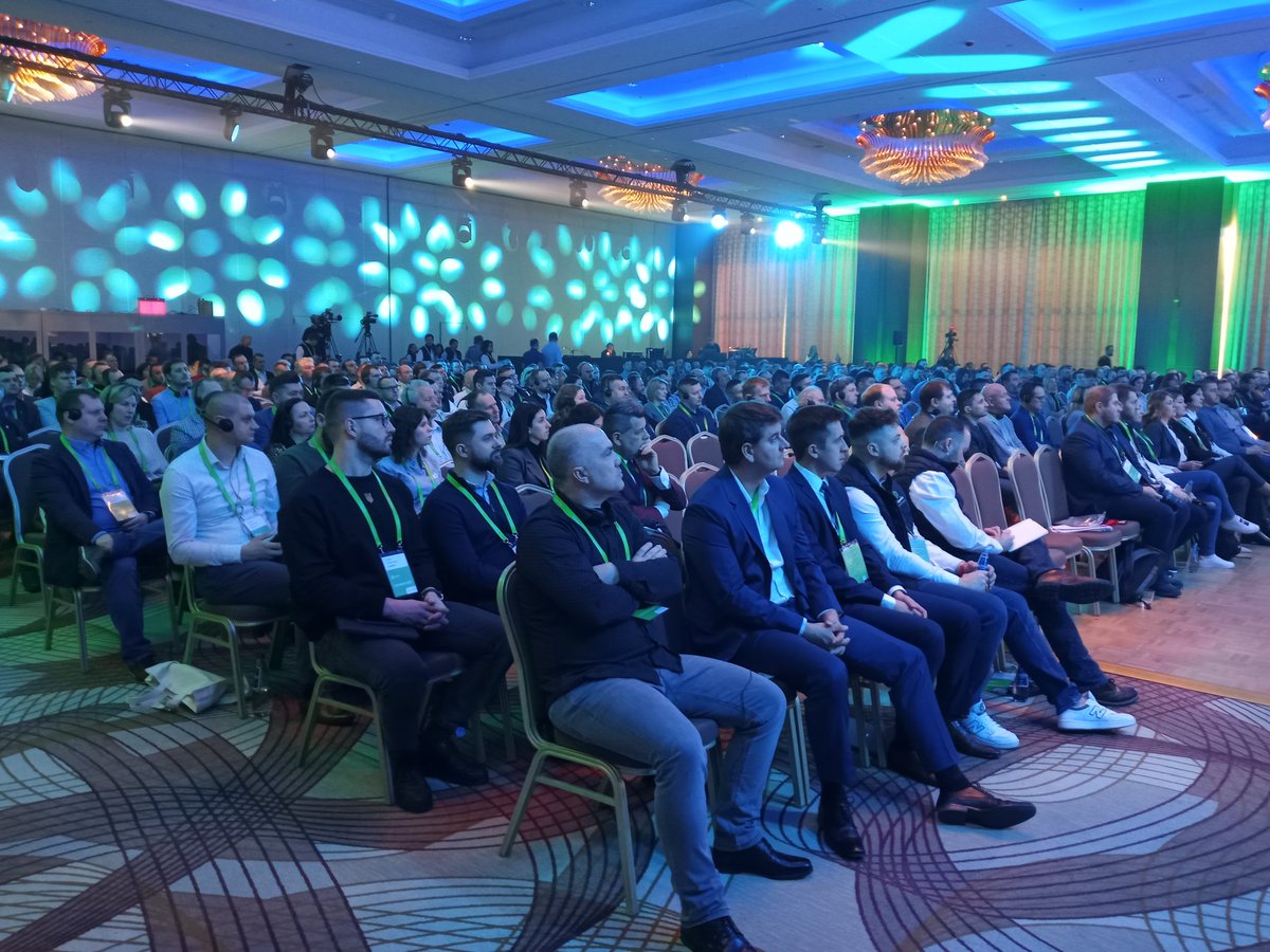 AgroNews1's tweet photo. Cropwise Camp 2023
#Syngenta prezentuje globalne rozwiązania cyfrowe dla rolnictwa🙂
#Interraskan #cropwiseoperations #rolnictwo #seedselector https://t.co/Bi2MDbz3ia