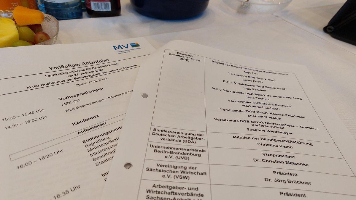 DgbNord's tweet photo. Durchbruch: Auf der Fachkräftekonferenz Ostdeutschland sind die Ministerpräsident*innen gestern unserem Vorschlag gefolgt und planen ein Sofortprogramm berufliche Schulen. Das war uns ein wichtiges Anliegen! @Anja_Piel @dgb_news @dgb_sachsen @DGB_Berlin_BRB @DGBHeTh @dgb_nds https://t.co/AMJGaB7pms
