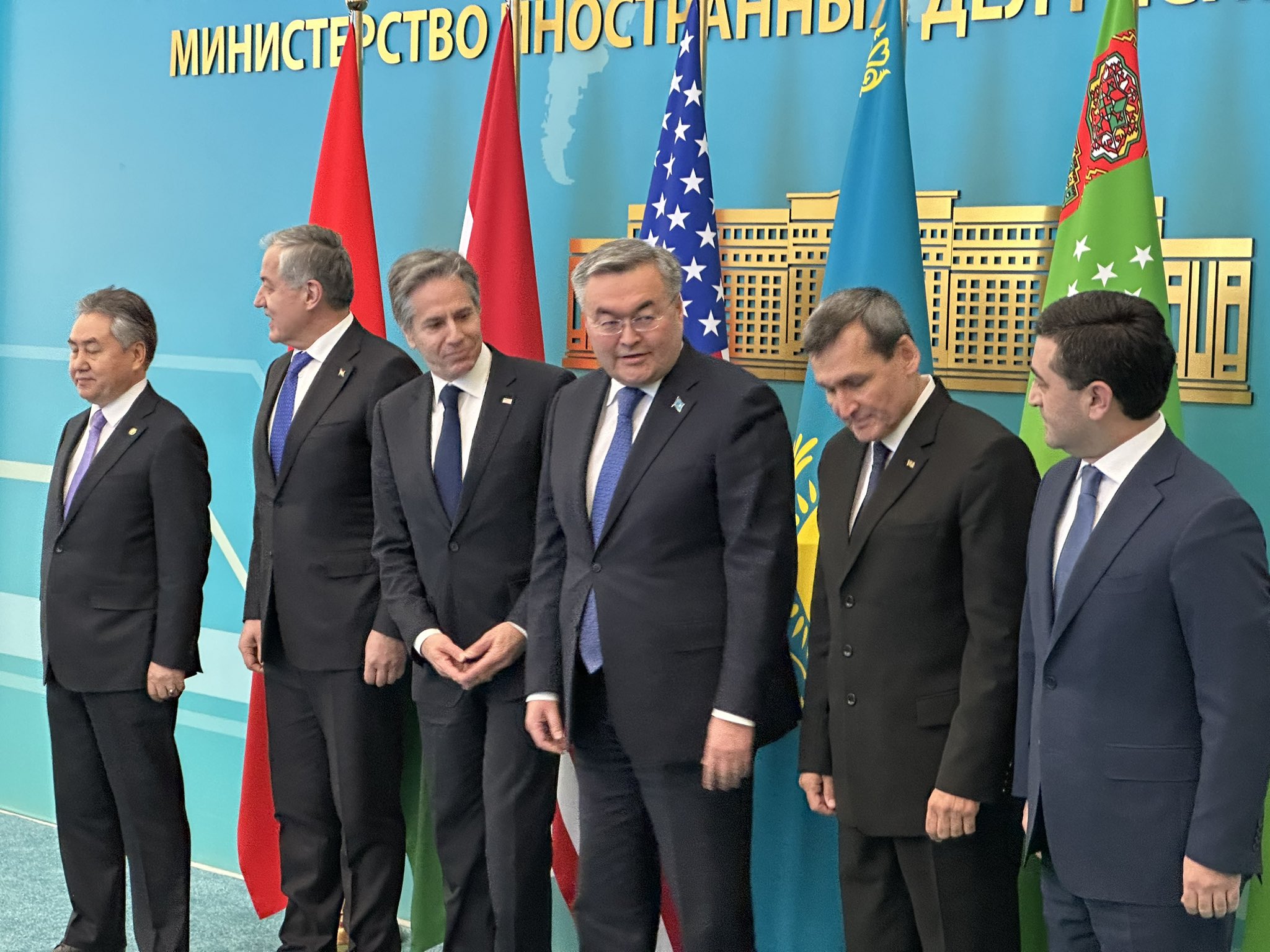 Blinken meeting with foreign ministers of five Central Asian nations./Twitter