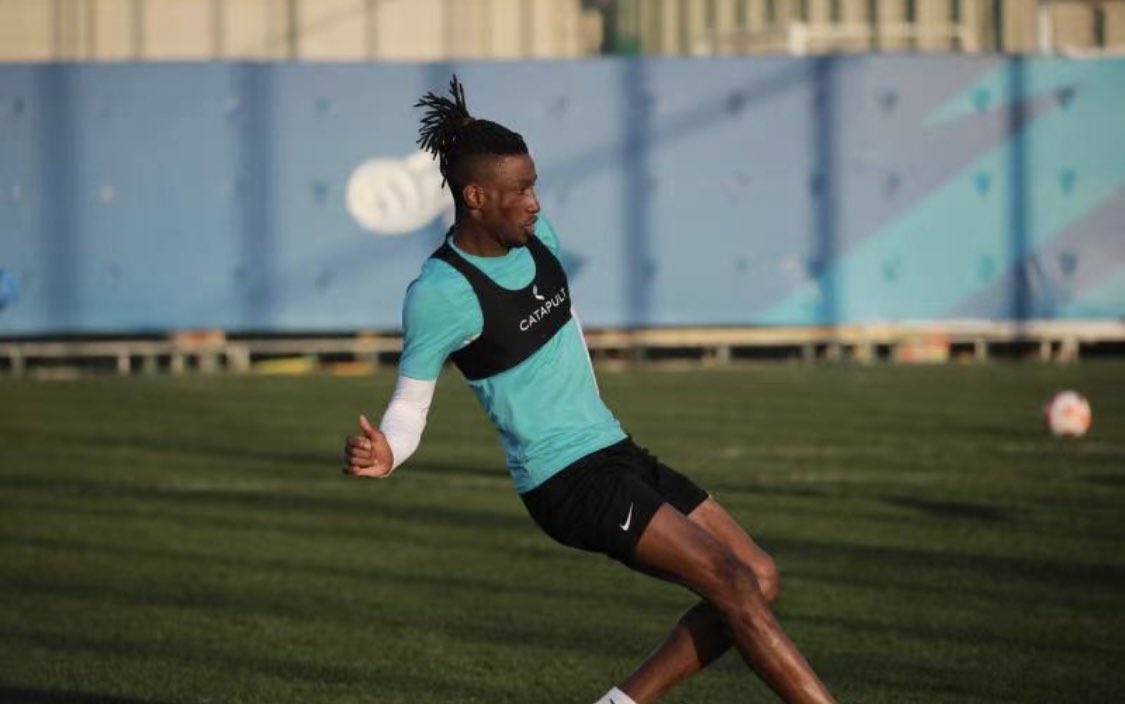 MickyJnr__'s tweet photo. Lobi Manzoki has recovered from his long injury and fully back to training now with Dalian FC. 🚨🇨🇫

#AfricanFootball
#Manzoki https://t.co/JhMonyAakI