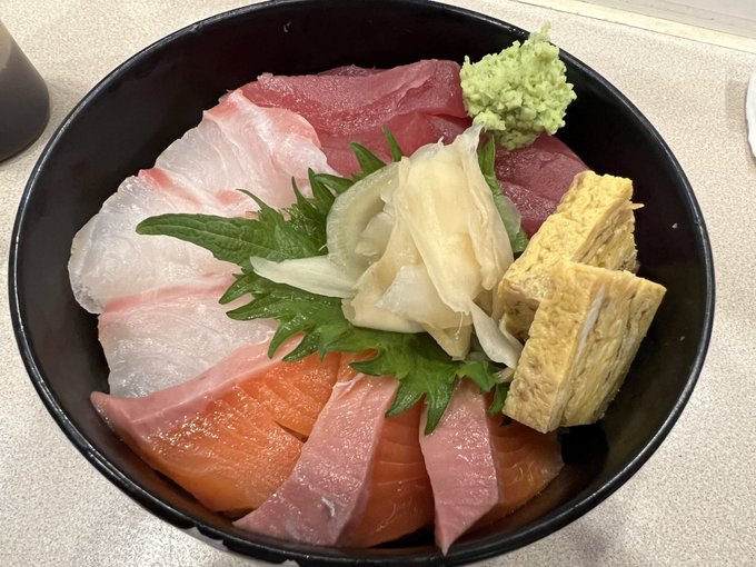 寿司は食えてないが酢飯の海鮮丼なので実質ほぼ寿司。
新鮮でうまーい。 