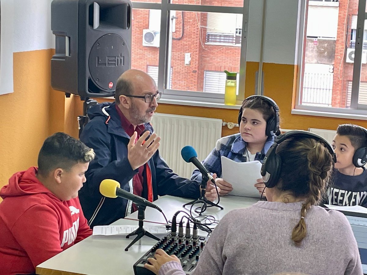Feliz de haber participado con estudiantes y profes en el programa “Compromiso con el Medio Ambiente” de Radio Reporteros, emisora del proyecto <a href="/RadioEdu/">RadioEdu</a> desde el CEIP Manuel Pacheco <a href="/ManuelCeip/">CEIP Manuel Pacheco</a> de Badajoz. ¡Gracias por invitarme! radioedu.educarex.es/radioreportero…