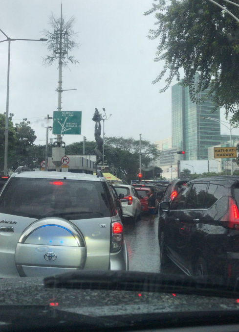 gatotdiaann's tweet photo. Jam pulang kerja macet parah arah senayan gara2 demo di dpr https://t.co/q1mKsZFpQz