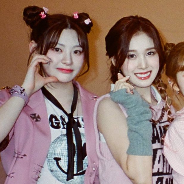 stayc04_'s tweet photo. 짱쎄즈 필카 모음 💖 https://t.co/qf4DWaLXMq