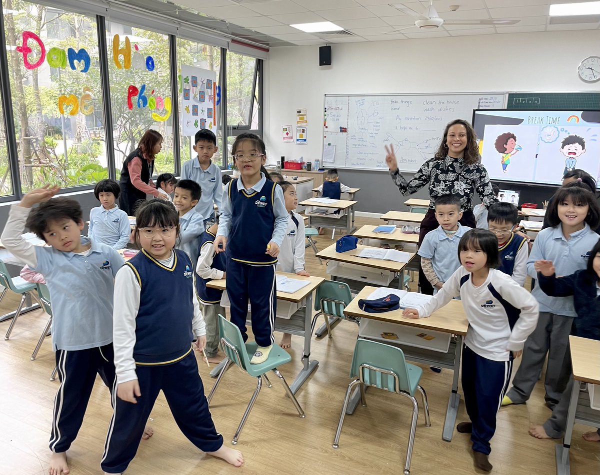 klundstromatmv's tweet photo. On my visit to ⁦@Thedeweyschools⁩ THT campus … I met the Singapore G1 students - they were designing an invention to help their family #designabetterworld #MVSchool #partnerschool https://t.co/7yhKmcXu9M