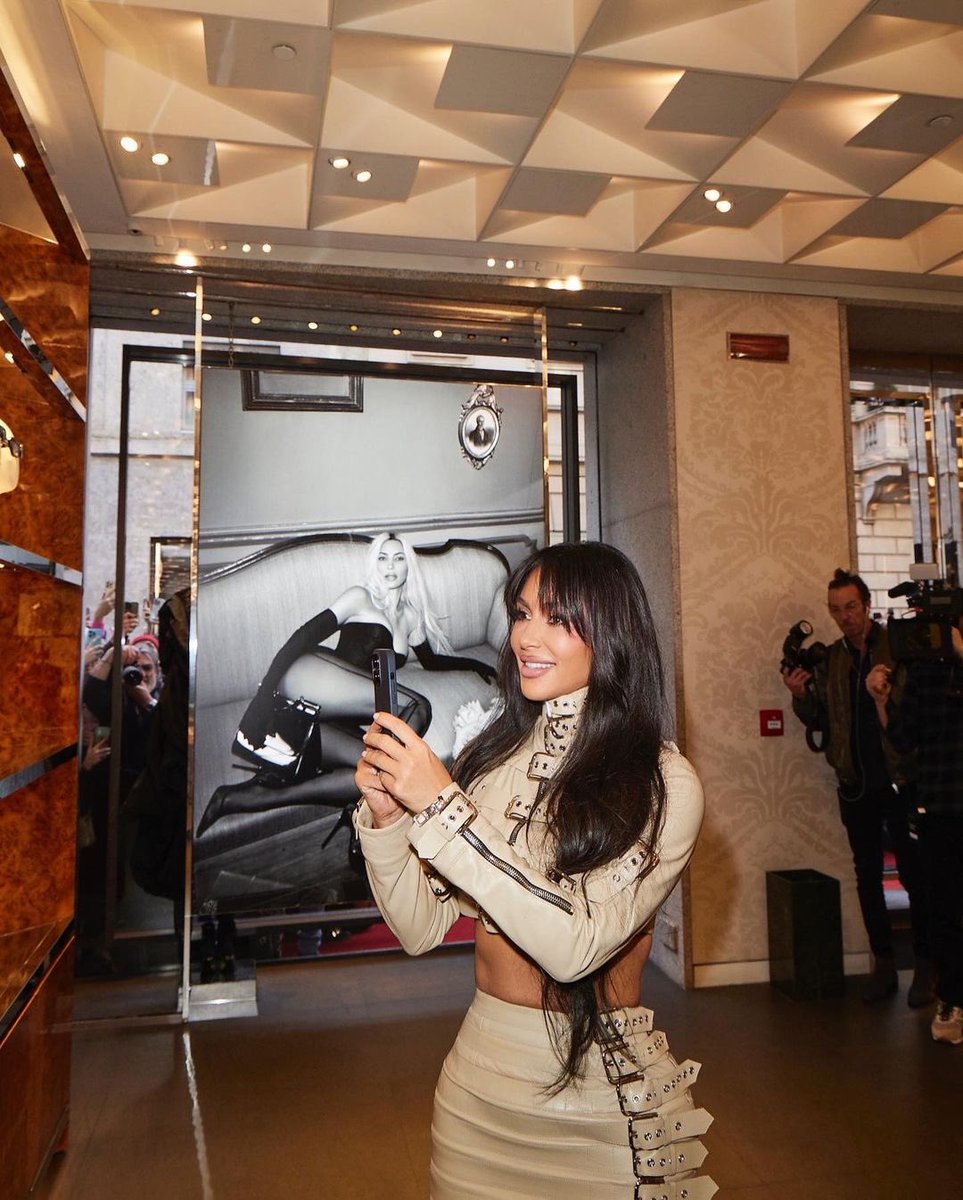 KimKardashian's tweet photo. I love you Milan! I had to stop by the store to see the collection in stores since it just all arrived! What a surreal dream come true! And thank you all for coming to say hi to me there! I love you Domenico and Stefano for making my dreams come true 😘 https://t.co/2uGxkX5ymm