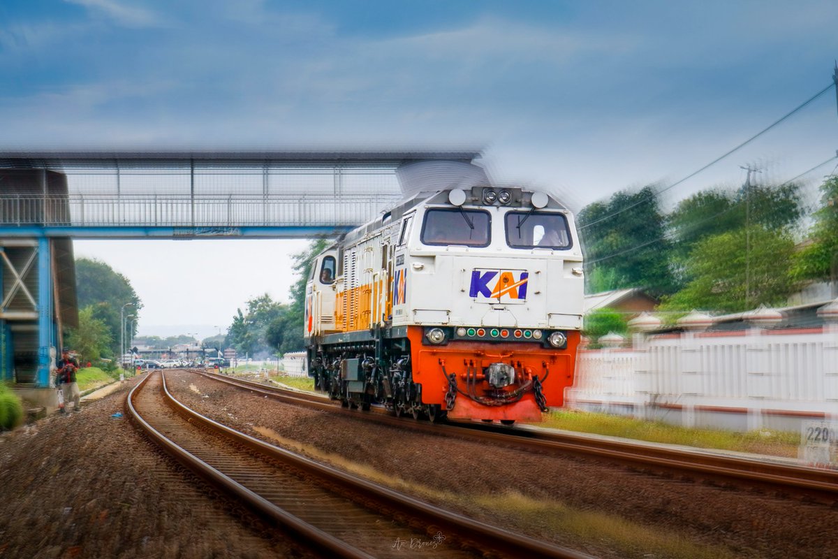 Muhammad Anugrah Gema Akbar (@andrones_rf) on Twitter photo Seruntulan di jalur Single-Double Track Cirebon - Cirebon Prujakan
<a href="/KAI121/">Kereta Api Indonesia</a>
<a href="/keretaapikita/">Kereta Api Kita</a>
#keretaapikita #kai121 #train #railwayphotography #kereta #GeneralElectric #Cirebon #Railfans #Daop3 #kai121 #keretaapiindonesia Seruntulan di jalur Single-Double Track Cirebon - Cirebon Prujakan
<a href="/KAI121/">Kereta Api Indonesia</a>
<a href="/keretaapikita/">Kereta Api Kita</a>
#keretaapikita #kai121 #train #railwayphotography #kereta #GeneralElectric #Cirebon #Railfans #Daop3 #kai121 #keretaapiindonesia