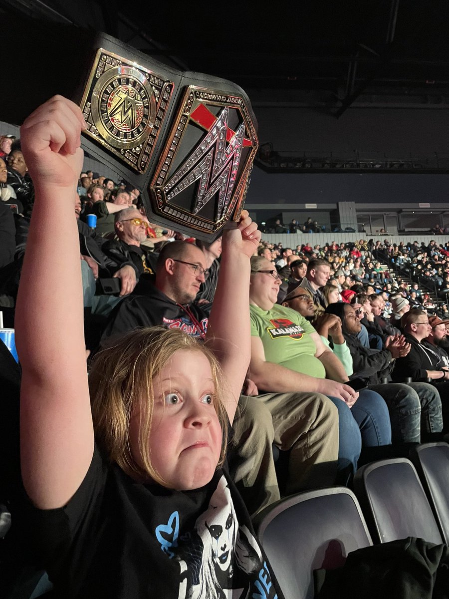 GRmommabear's tweet photo. @mikethemiz I have been a fan of yours since The Real World! This was my kiddo when you came out on stage tonight @VanAndelArena ! It was both of our first time at a live taping. Thanks for the show! 🙂 https://t.co/cJzfuq1fRX