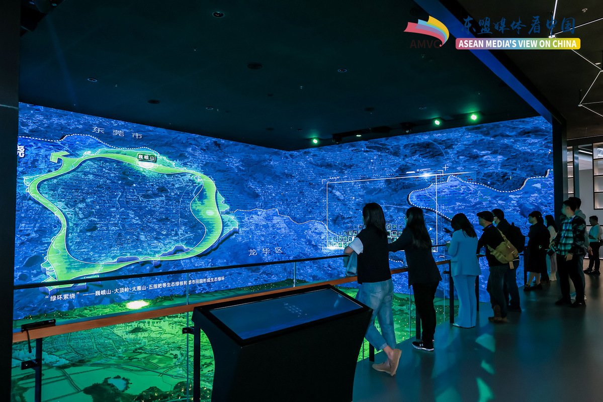 iGuangdong's tweet photo. 🤩 Through #AI, naked-eye 3D, holographic imaging and other advanced technologies, media representatives of #ASEAN Media's View on #DigitalChina Media Tour had an immersive experience of the scientific and technological innovation of #Shenzhen on Feb 22. #GreaterGD #GDimpression https://t.co/YlN5eLYSaC