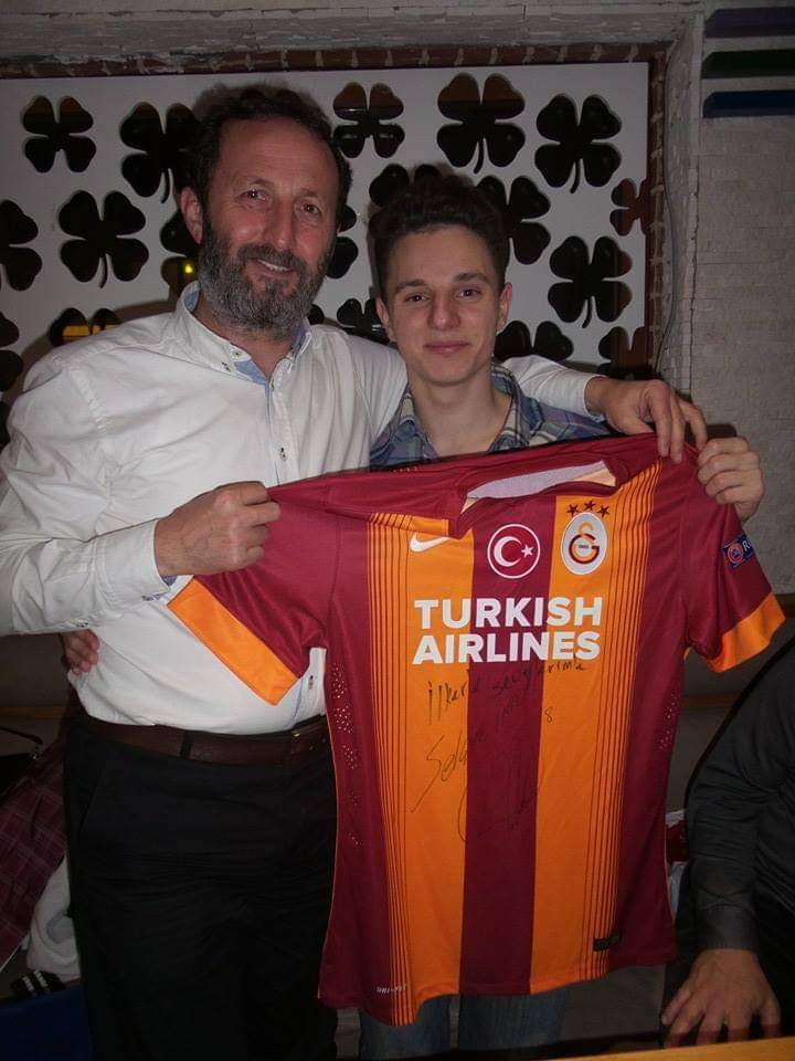 Benim oğlum... Sağlıkla yaşa, iyi bir insan olarak hayatına devam et, başarılar seninle olsun. Sen bu dünyada sahip olduğumuz en değerli varlıksın. Seni seviyorum... Nice yeni yaşlara......