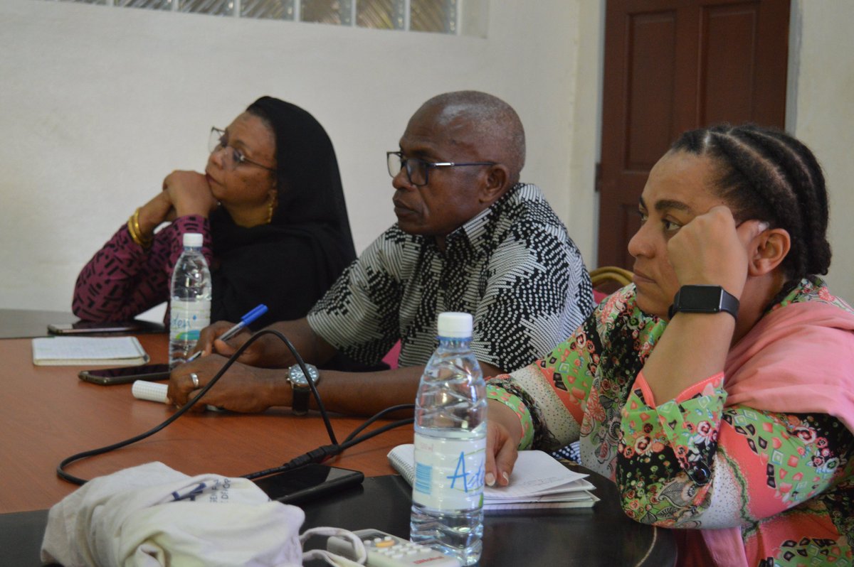amgcomores's tweet photo. Réunion mensuelle de suivi de l’état d’avancement du #PAAMG avec l’ @AFD_France s'est tenue le 23 février à la DG de la Santé, en présence du DG de la Caisse Nationale de Solidarité et de Prévoyance Sociale, une occasion de faire le point sur les actvités réalisées et en cours. https://t.co/K1zzMSIV8B
