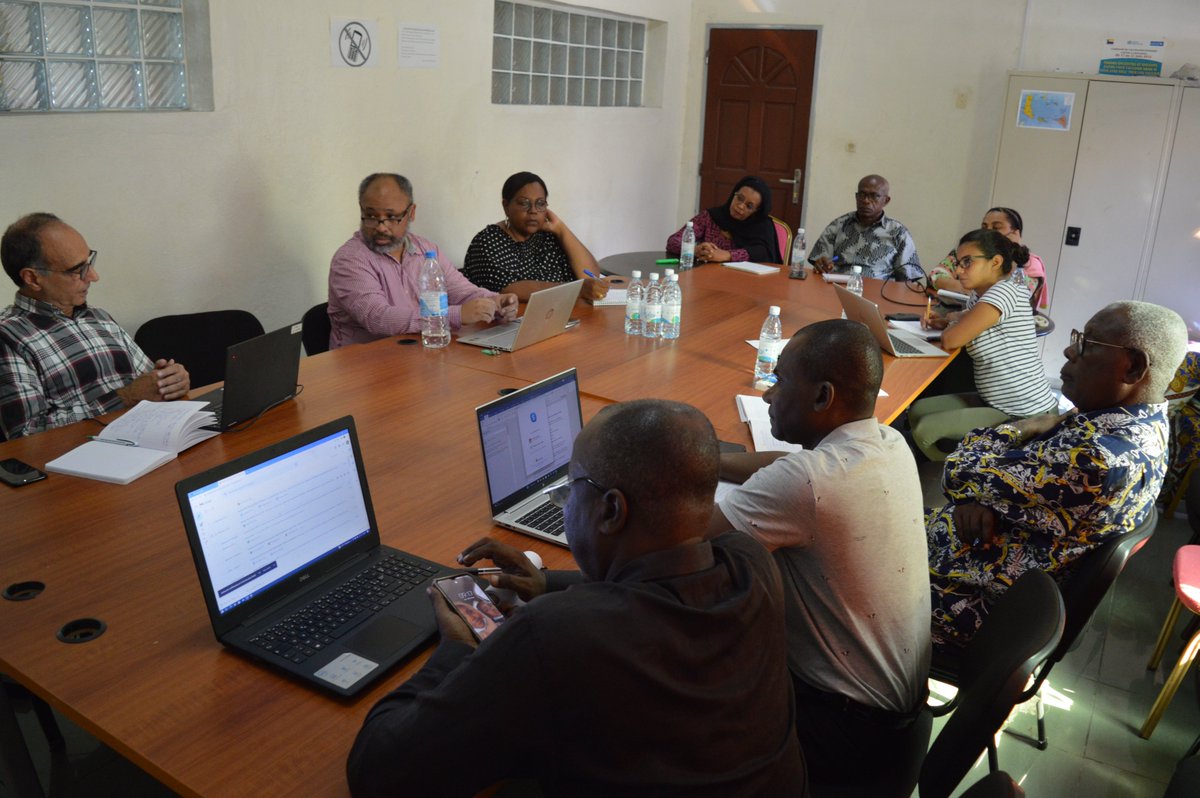 amgcomores's tweet photo. Réunion mensuelle de suivi de l’état d’avancement du #PAAMG avec l’ @AFD_France s'est tenue le 23 février à la DG de la Santé, en présence du DG de la Caisse Nationale de Solidarité et de Prévoyance Sociale, une occasion de faire le point sur les actvités réalisées et en cours. https://t.co/K1zzMSIV8B